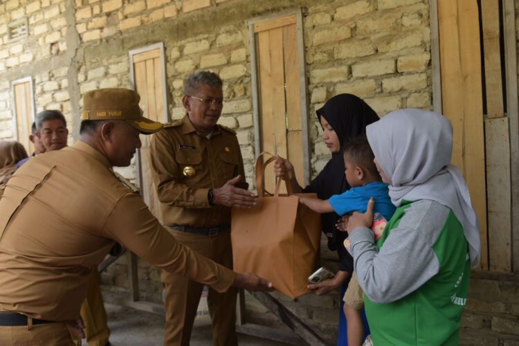 Pj Wali Kota Kendari Sambangi Beberapa Anak Stunting