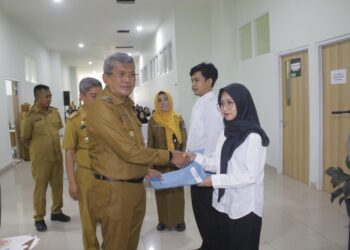 Pj Wali Kota Kendari Serahkan SK pada Pegawai RSUD Antero Hamra