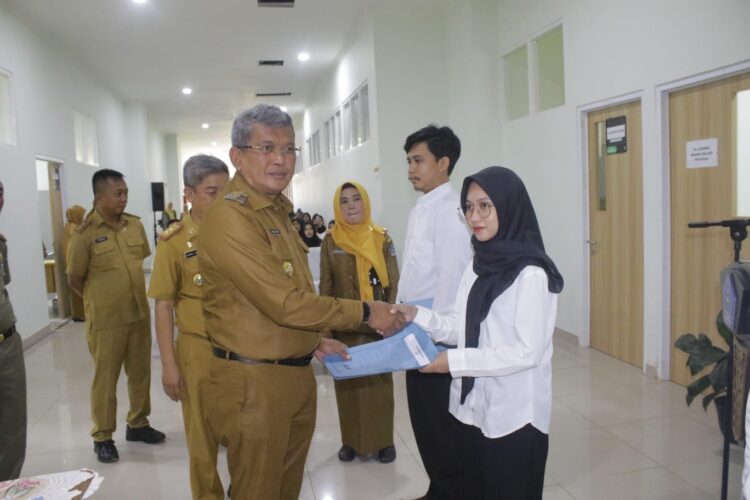 Pj Wali Kota Kendari Serahkan SK pada Pegawai RSUD Antero Hamra