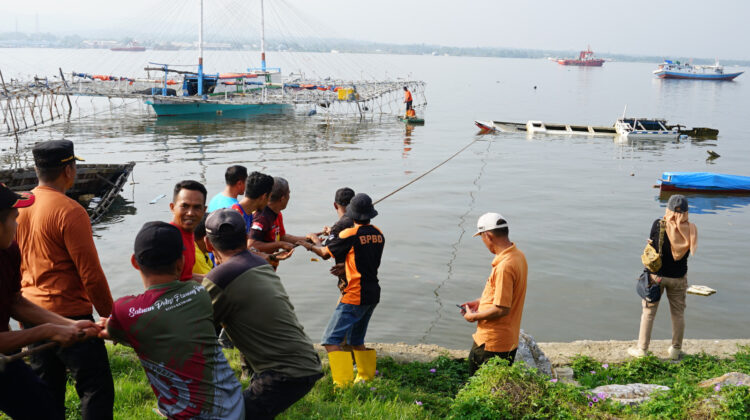 Dinas Perikanan Pimpin Pembersihan Bangkai Kapal di Teluk Kendari