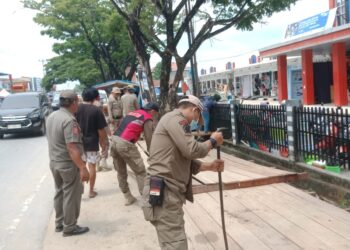 Sat Pol PP Kota Kendari Tertibkan PKL yang Berjualan di Atas Drainase Depan Pasar Lapulu