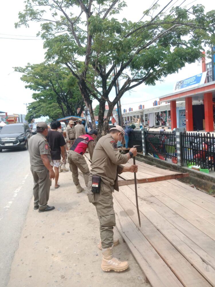 Sat Pol PP Kota Kendari Tertibkan PKL yang Berjualan di Atas Drainase Depan Pasar Lapulu