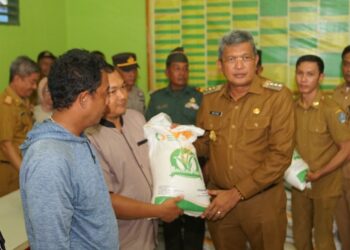 Pj. Wali Kota Salurkan Bantuan Pangan Tahun 2024 di Kelurahan Mandonga