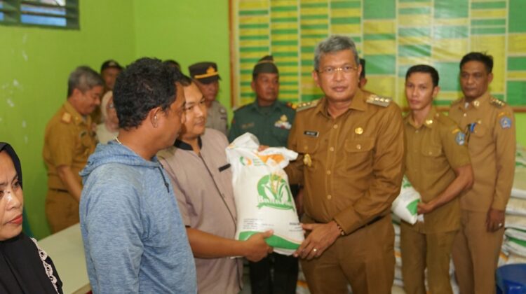 Pj. Wali Kota Salurkan Bantuan Pangan Tahun 2024 di Kelurahan Mandonga
