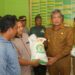 Pj. Wali Kota Salurkan Bantuan Pangan Tahun 2024 di Kelurahan Mandonga