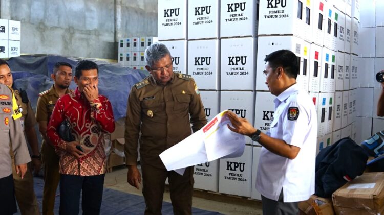 Pj Wali Kota Kendari Tinjau Penampungan 1,2 Juta Surat Suara