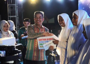 Peringatan HUT SMAN 2, Sekda Kota Kendari Serahkan Bantuan untuk Siswa-siswi Berprestasi
