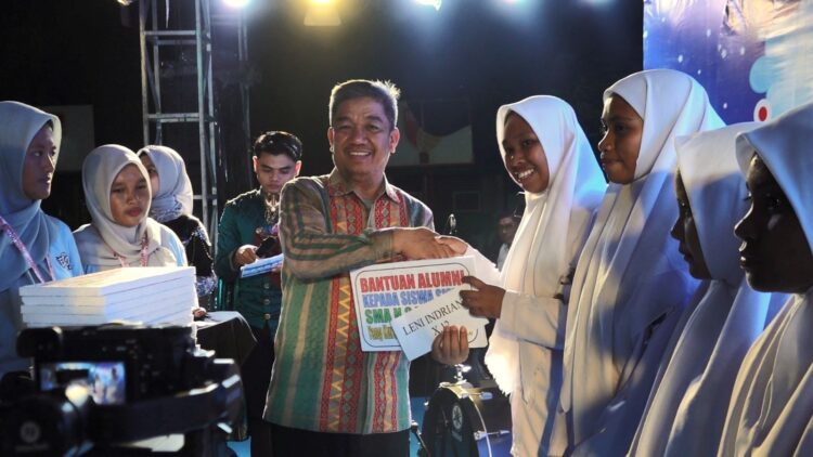 Peringatan HUT SMAN 2, Sekda Kota Kendari Serahkan Bantuan untuk Siswa-siswi Berprestasi