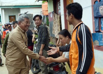 Pj Wali Kota Kunjungi Korban Banjir dan Tanah Longsor di Kelurahan Mandonga