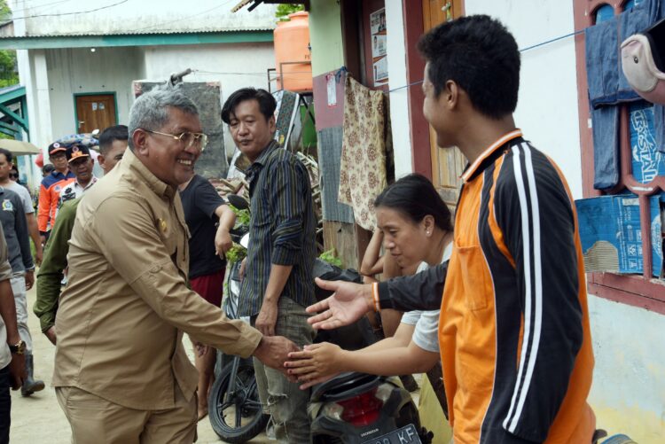 Pj Wali Kota Kunjungi Korban Banjir dan Tanah Longsor di Kelurahan Mandonga