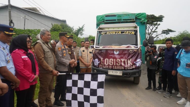 Pj. Wali Kota Kendari Lepas Pendistribusian Logistik Pemilu Tahun 2024