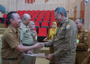 Pj Wali Kota Kendari Serahkan SK PLT Kepala Dinas: Ini Dorongan Untuk Berkontribusi