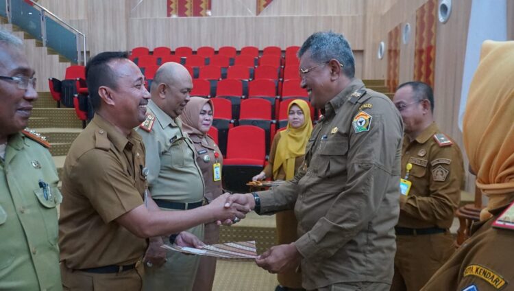 Pj Wali Kota Kendari Serahkan SK PLT Kepala Dinas: Ini Dorongan Untuk Berkontribusi