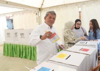 Ikuti Arahan Pemerintah, Pj Wali Kota Kendari Saluran Hak Pilih di TPS 23 Kelurahan Bende