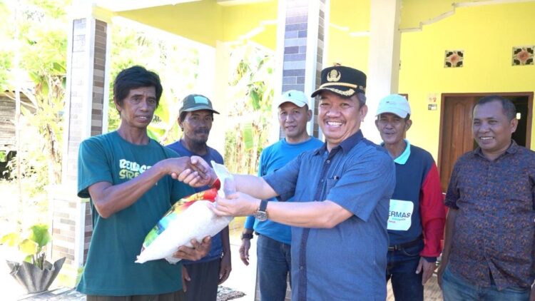 Pemkot Kendari Salurkan Bantuan Tanggap Darurat pada 17 Warga Amohalo Korban Banjir