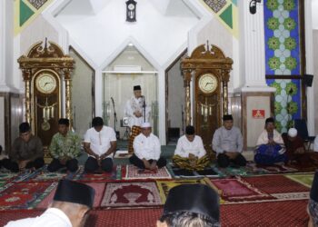 Pj Wali Kota Kendari Peringati Isra Mi’raj Bersama Gubernur Sultra di Masjid Al Kautsar