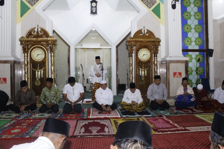 Pj Wali Kota Kendari Peringati Isra Mi’raj Bersama Gubernur Sultra di Masjid Al Kautsar