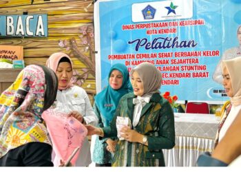 Bunda Literasi Kota Kendari Serahkan Bantuan untuk Balita Berpotensi Stunting di Kelurahan Punggaloba