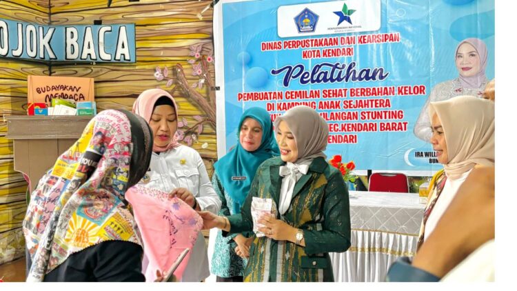 Bunda Literasi Kota Kendari Serahkan Bantuan untuk Balita Berpotensi Stunting di Kelurahan Punggaloba
