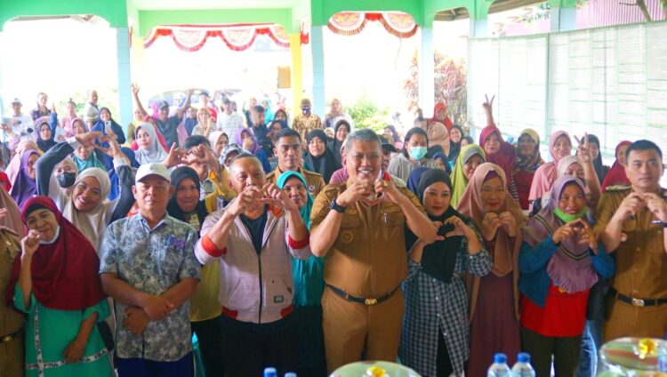 Pj Wali Kota Kembali Serahkan Bantuan Pangan: Saya Minta Dukungan Masyarakat untuk Membantu Program Pemerintah
