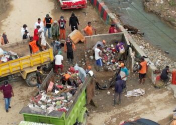 Ratusan ASN dan Masyarakat Gotong-royong Membersihkan Sisa Lumpur di Kampung Salo 