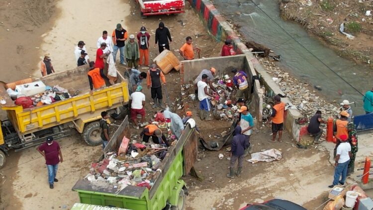 Ratusan ASN dan Masyarakat Gotong-royong Membersihkan Sisa Lumpur di Kampung Salo 