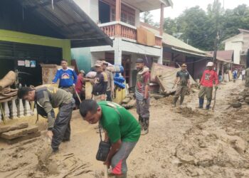 75 Personil Satpol PP Kota Kendari Bantu Bersihkan Lumpur Pasca Banjir di Kelurahan Kampung Salo