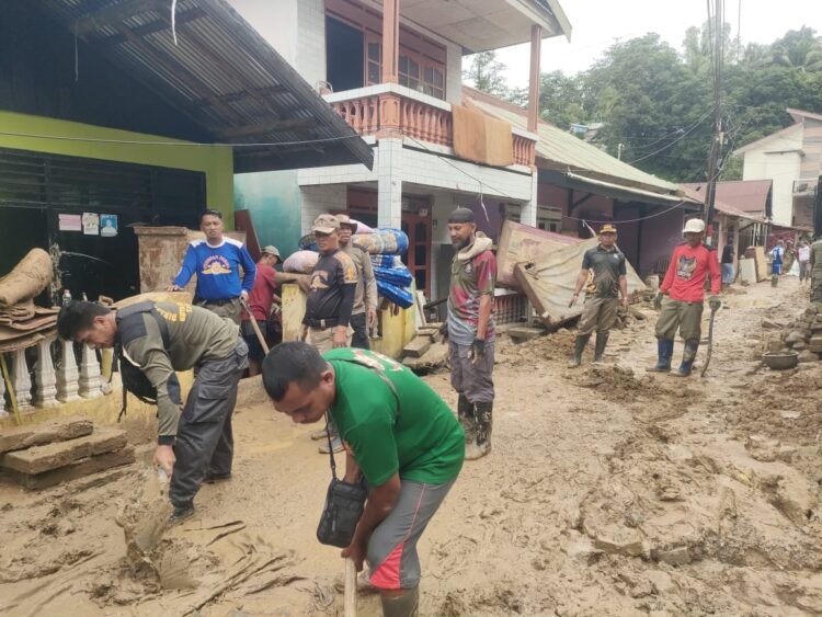 75 Personil Satpol PP Kota Kendari Bantu Bersihkan Lumpur Pasca Banjir di Kelurahan Kampung Salo