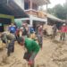 75 Personil Satpol PP Kota Kendari Bantu Bersihkan Lumpur Pasca Banjir di Kelurahan Kampung Salo