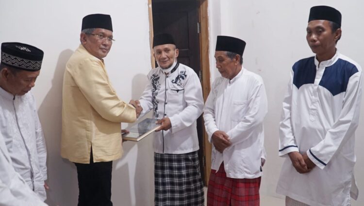 Safari Ramadhan: Pemkot Kendari Serahkan Bantuan di Masjid Al-Muhajirin Kelurahan Bungkutoko