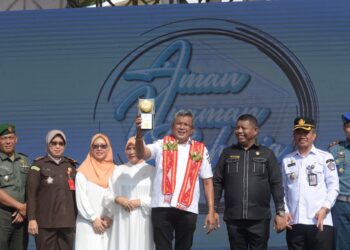 Pj Wali Kota Kendari Serahkan Piala Adipura Kepada Perwakilan Masyarakat