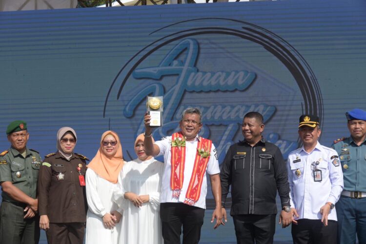 Pj Wali Kota Kendari Serahkan Piala Adipura Kepada Perwakilan Masyarakat