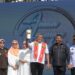 Pj Wali Kota Kendari Serahkan Piala Adipura Kepada Perwakilan Masyarakat