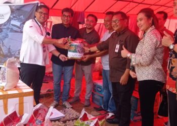 OJK, Bank Indonesia, BMPD dan FKIJK serahkan Bantuan untuk Korban Banjir