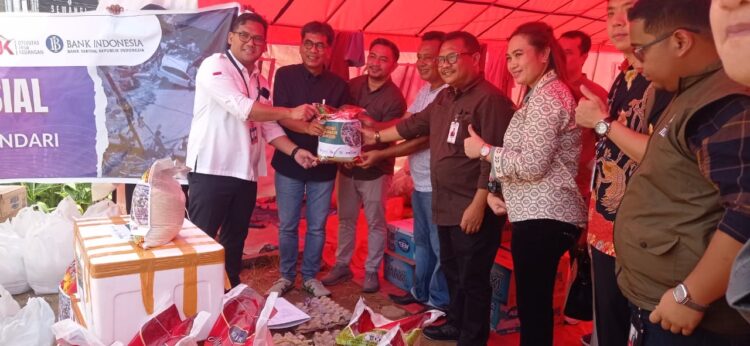 OJK, Bank Indonesia, BMPD dan FKIJK serahkan Bantuan untuk Korban Banjir