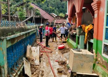 Pasca Banjir, Dinas Damkar Kota Kendari Bantu Warga Bersihkan Rumah dan Masjid
