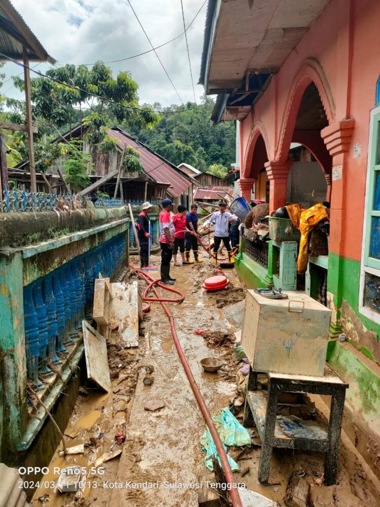 Pasca Banjir, Dinas Damkar Kota Kendari Bantu Warga Bersihkan Rumah dan Masjid