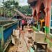 Pasca Banjir, Dinas Damkar Kota Kendari Bantu Warga Bersihkan Rumah dan Masjid