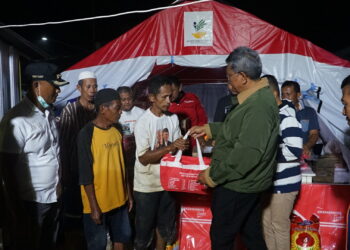 Pj. Wali Kota Kendari serahkan bantuan kepada Korban Bencana yang kehilangan tempat tinggal.