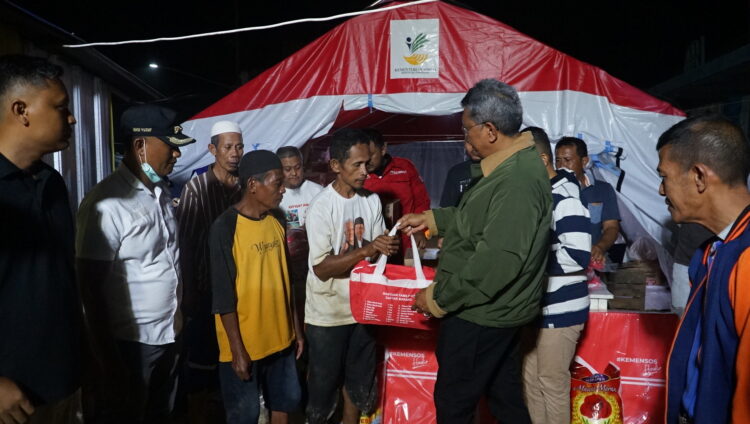 Pj. Wali Kota Kendari serahkan bantuan kepada Korban Bencana yang kehilangan tempat tinggal.