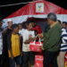 Pj. Wali Kota Kendari serahkan bantuan kepada Korban Bencana yang kehilangan tempat tinggal.