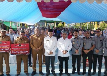 Pj Gubernur Sultra Serahkan Bantuan Sosial kepada Dhuafa dan Yatim Piatu Korban Bencana