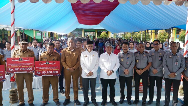 Pj Gubernur Sultra Serahkan Bantuan Sosial kepada Dhuafa dan Yatim Piatu Korban Bencana