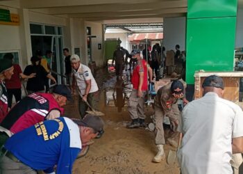 Satpol PP Turunkan 70 Personil Bantu Pembersihan Pasca Banjir di Kecamatan Kendari Barat