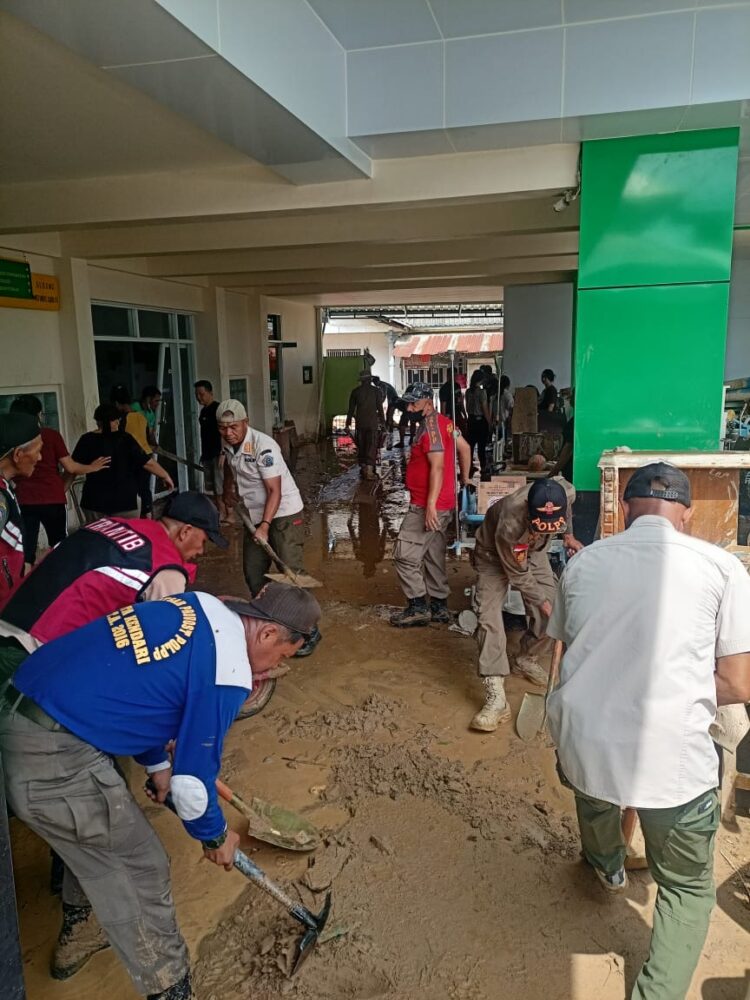 Satpol PP Turunkan 70 Personil Bantu Pembersihan Pasca Banjir di Kecamatan Kendari Barat