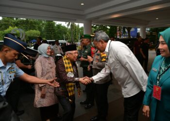 Pj Wali Kota Bersama Pj Ketua PKK Sambut Kedatangan Wapres dan Istri di Kendari