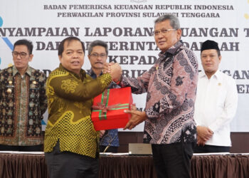 Pj Wali Kota Kendari Serahkan Laporan Keuangan Tahun 2023 Kepada BPK Sultra