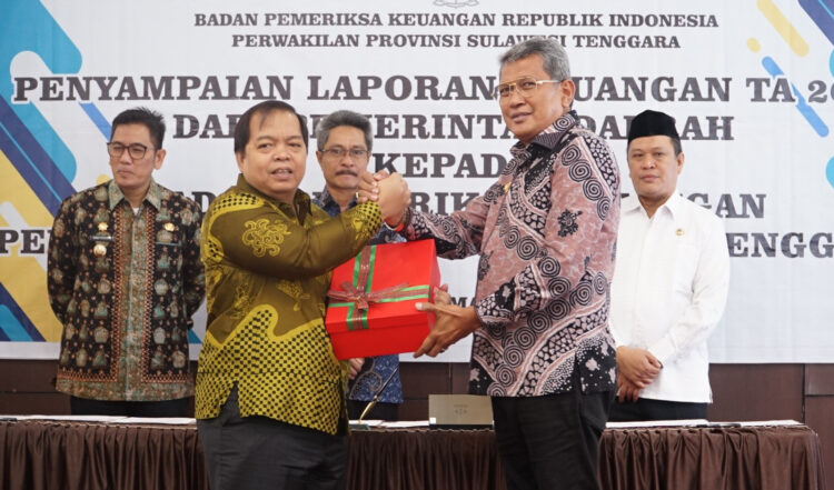 Pj Wali Kota Kendari Serahkan Laporan Keuangan Tahun 2023 Kepada BPK Sultra