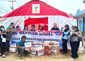 Diskominfo Kota Kendari Serahkan Bantuan untuk Korban Banjir di Lorong Lasolo