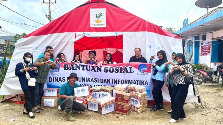 Diskominfo Kota Kendari Serahkan Bantuan untuk Korban Banjir di Lorong Lasolo